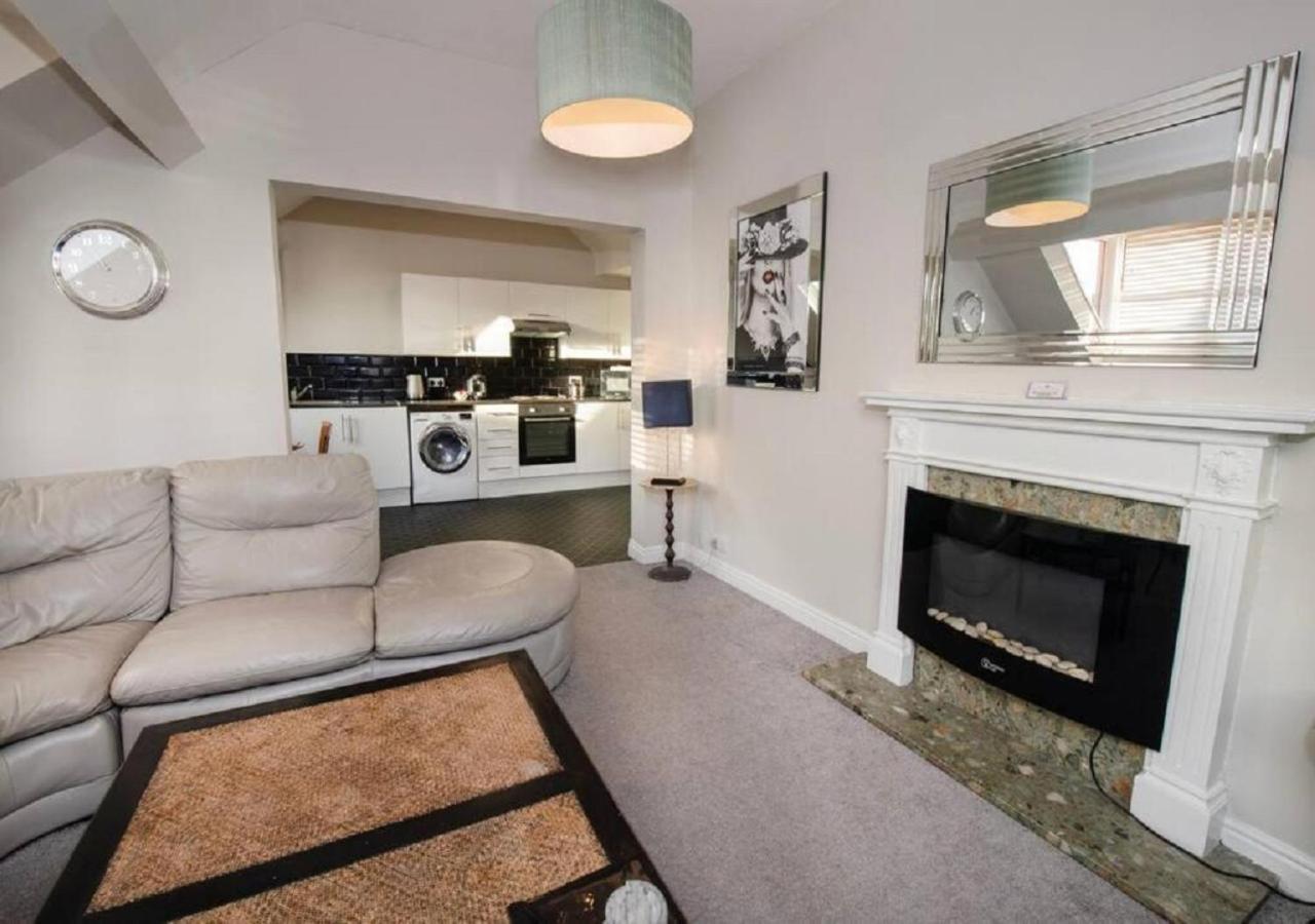 Sandmartin - Top Floor 3-Bed Apartment Sea Views & Parking Scarborough Exterior photo