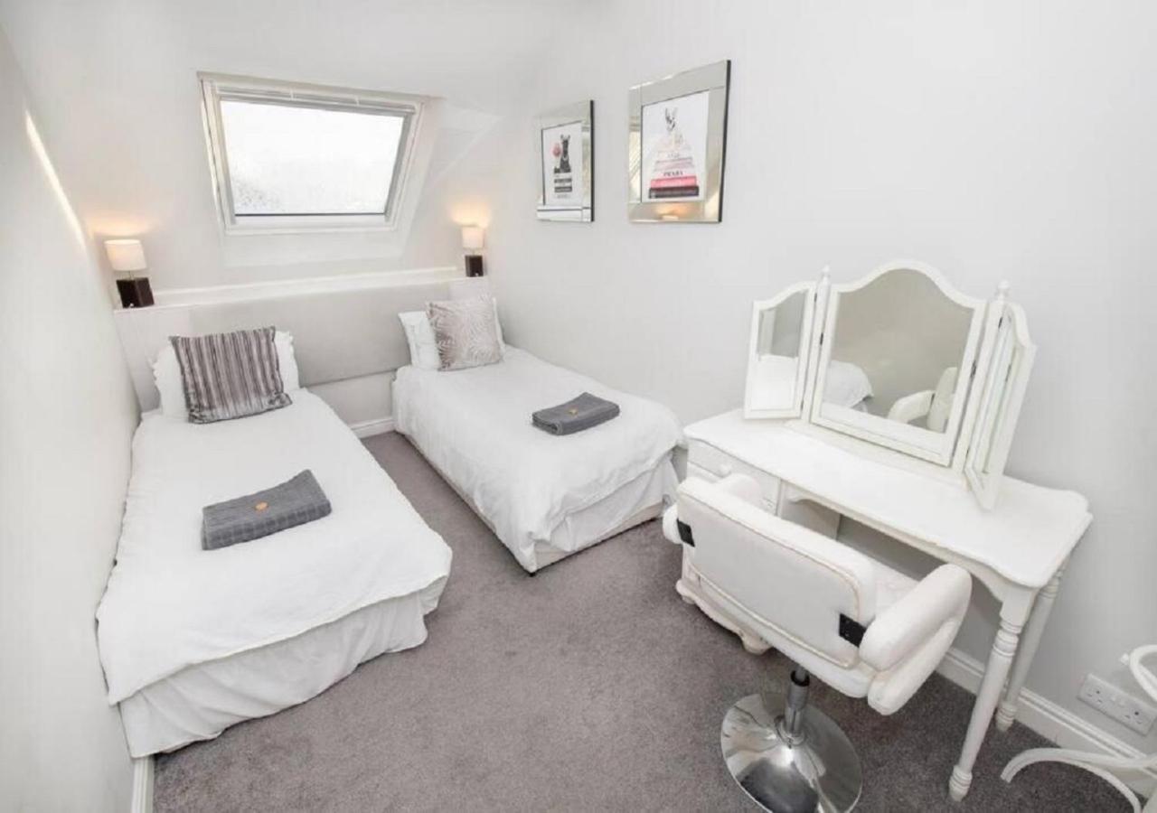Sandmartin - Top Floor 3-Bed Apartment Sea Views & Parking Scarborough Exterior photo