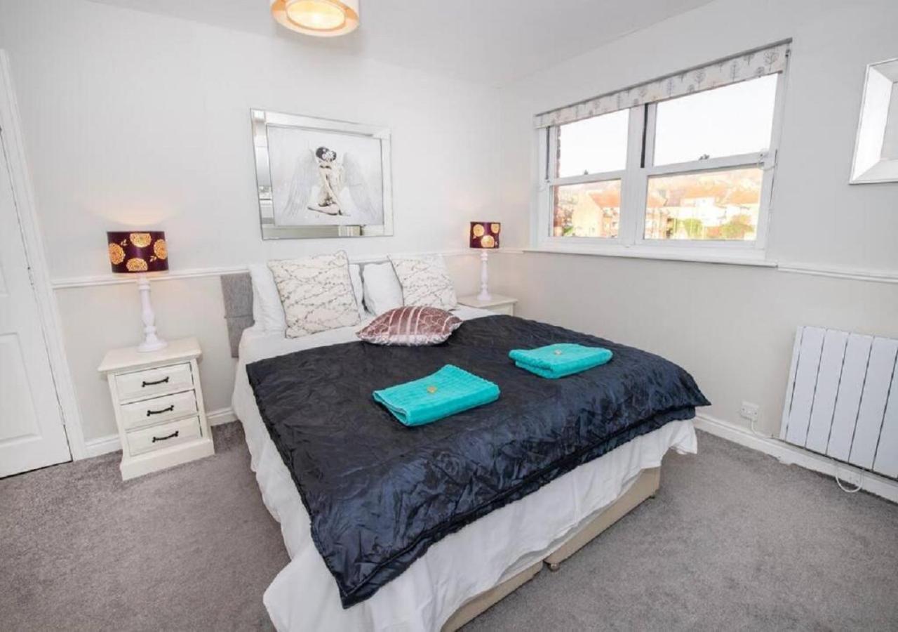 Sandmartin - Top Floor 3-Bed Apartment Sea Views & Parking Scarborough Exterior photo