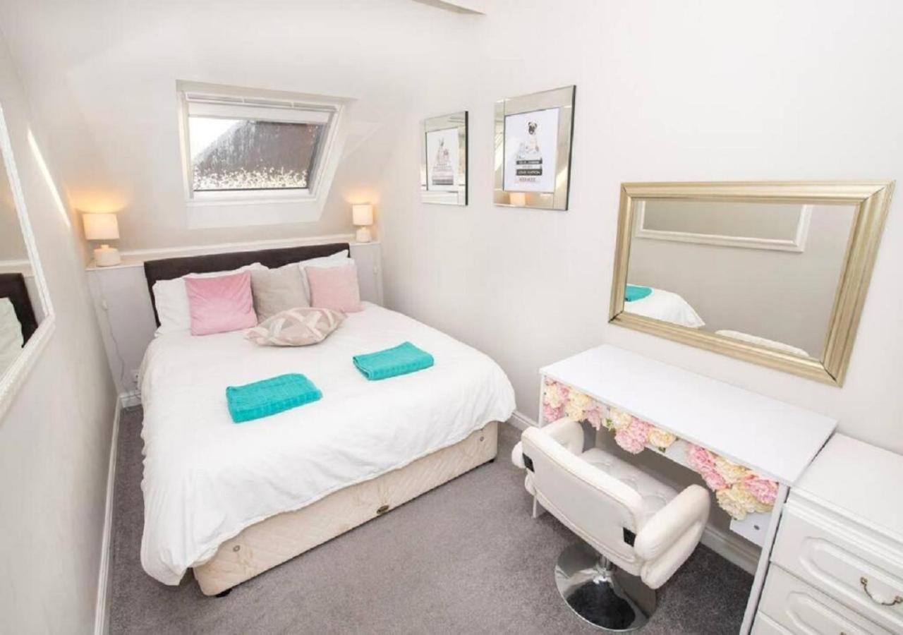 Sandmartin - Top Floor 3-Bed Apartment Sea Views & Parking Scarborough Exterior photo